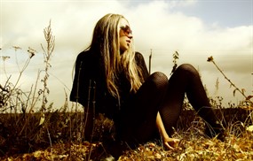 高清荒野美女图片下载